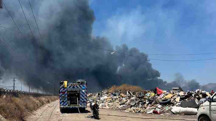 Incendio afecta a basural no autorizado cercano a dependencias de la ENAP en Maipú