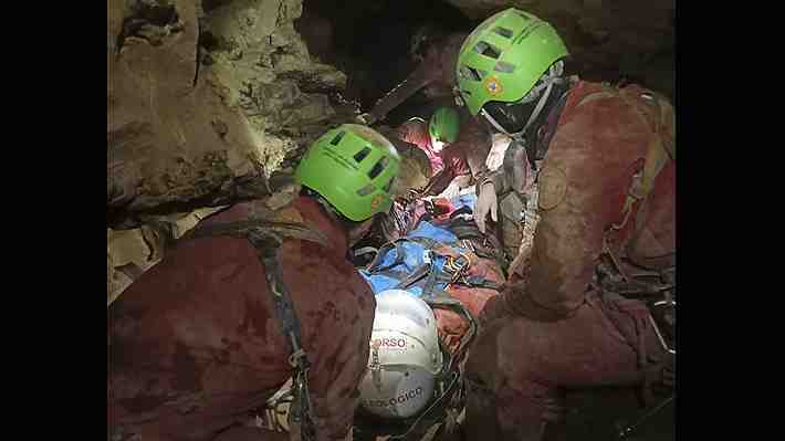 Rescatistas trabajan para liberar a una espeleóloga que quedó atrapada y herida en una cueva casi inexplorada en Italia