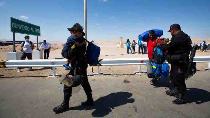 Perú expulsará a migrantes que no se identifiquen y Chile va a regularizar: ¿Señal contraria o complementaria?