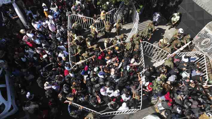 Registro Civil suspende enrolamiento de extranjeros agendado para mañana tras caos de hoy en estadio Víctor Jara