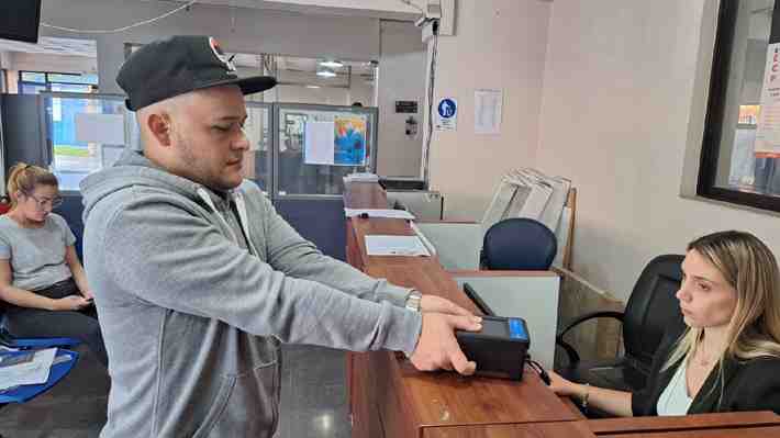 Mayoría son venezolanos y un tercio tiene estudios superiores: Quiénes son los 182 mil extranjeros que podrían regularizarse