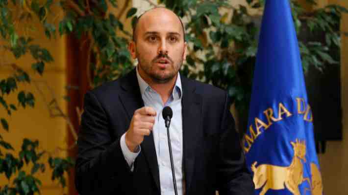 Longton (RN) arremete contra empresarios por "regularización acotada": "Piensan en tener mano de obra barata"