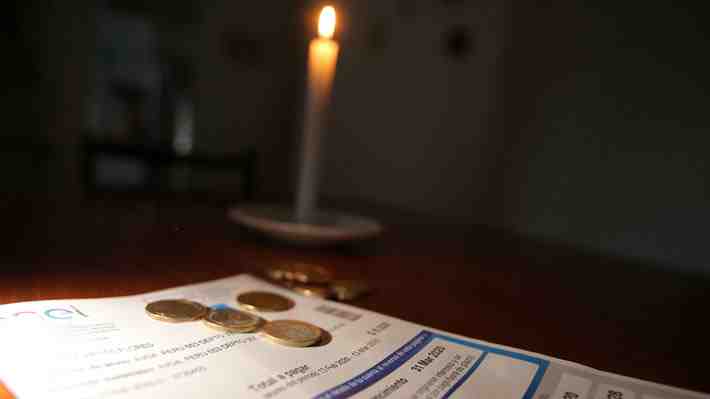 Cuentas de la luz subirán hasta 17% en enero y expertos prevén mayor inflación