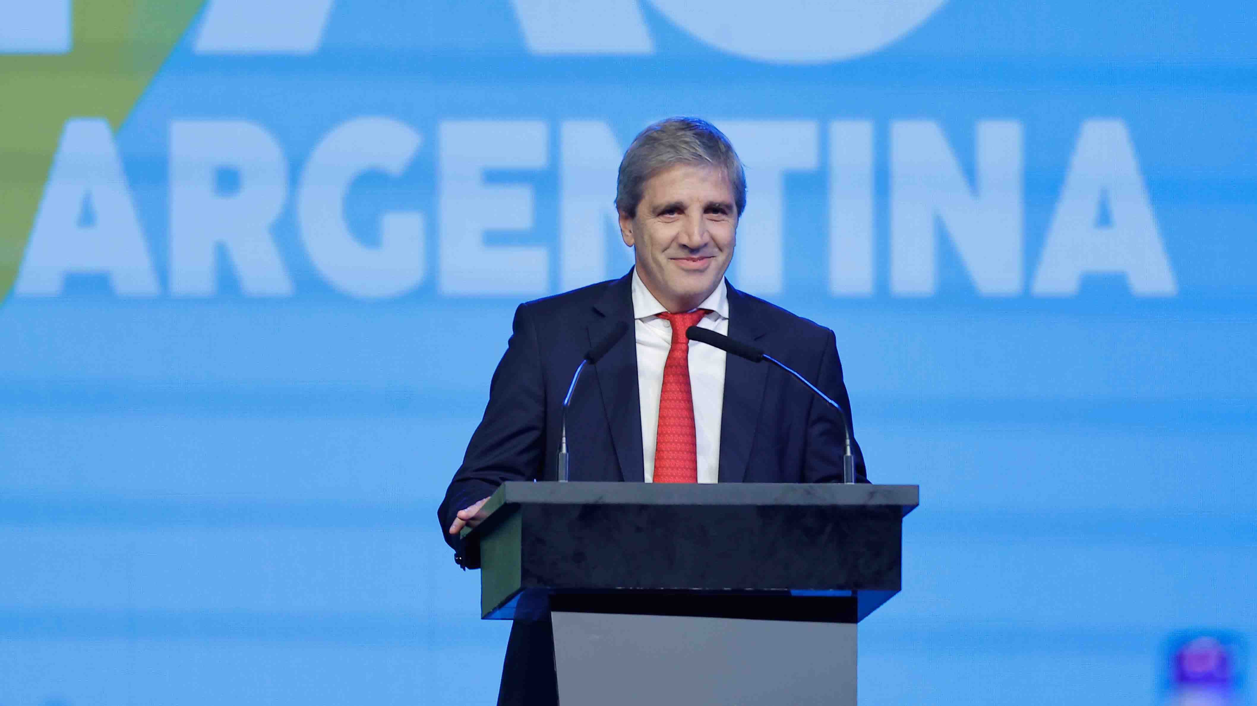 Ministro argentino dice que Chile descuidó la "batalla cultural": "Los gobierna un comunista que los está por hundir"