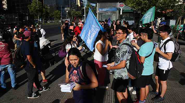 Figuras del FA encabezan volanteo por pensiones en el centro de Santiago y acusan "campaña del terror" de AFPs