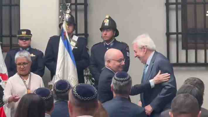 Embajador de Argentina visita La Moneda para participar en Januca en medio de tensión