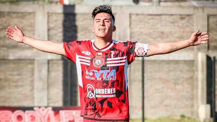 Vende en la feria y trabaja en un packing: La historia del "Chispa", el mejor jugador amateur de Chile y goleador histórico de Tercera División