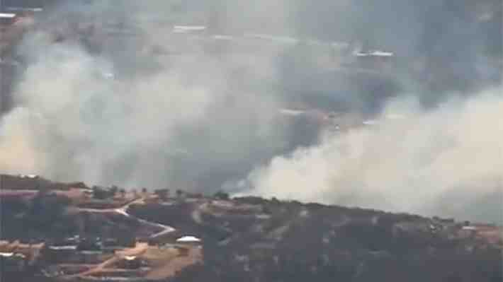 Incendio forestal amenaza viviendas en Limache: Declaran alerta roja y ordenan evacuar sectores habitados
