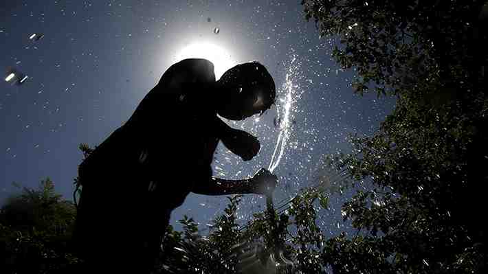 Hasta 39°C en algunas zonas: Meteorología adelanta pronóstico para una "muy cálida" Navidad y Senapred emite alertas