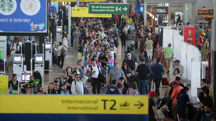 Líneas aéreas: "Crisis en el aeropuerto de Santiago sigue agravándose"