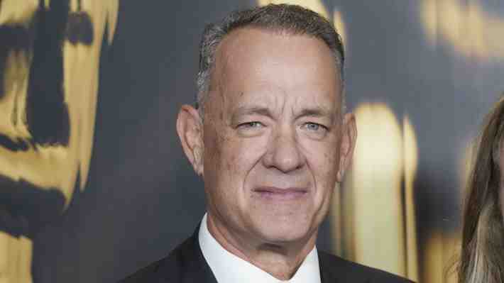 Video: Preocupa salud de Tom Hanks tras evidenciar temblores en una de sus manos