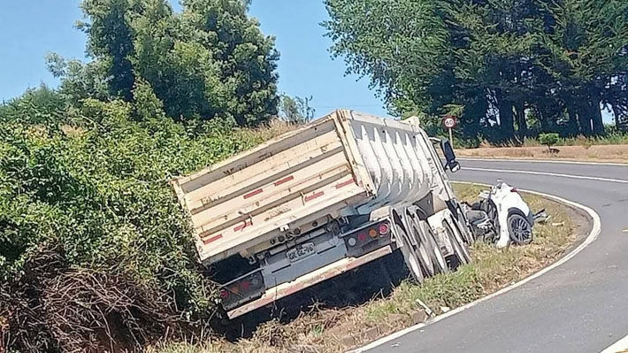 Tragedia en el Biobío: Fallece esposa de capitán de Carabineros tras colisionar auto en que viajaba con camión