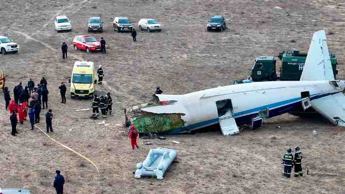 Avión comercial intenta aterrizar de emergencia y se estrella en Kazajistán: Al menos hay 28 sobrevivientes