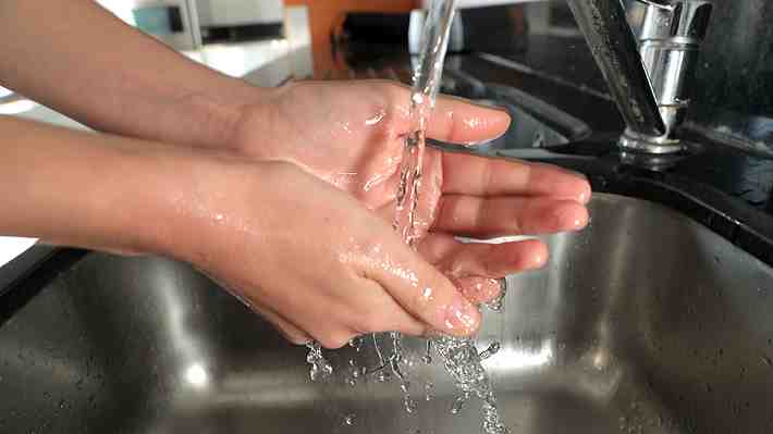 ¿Se te hinchan las manos con las altas temperaturas? Conoce por qué ocurre y cómo evitarlo