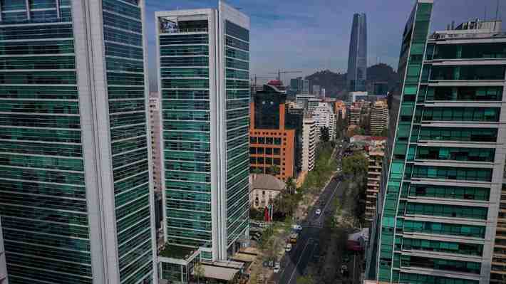 Efecto presencialidad: Mercado de oficinas en Santiago cierra 2024 con la menor vacancia en cuatro años