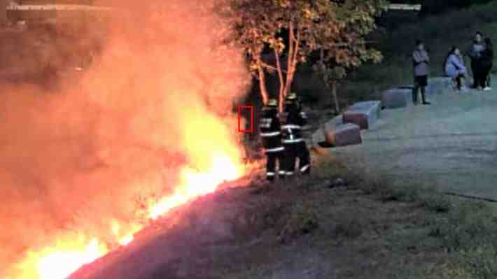Fotos | Lo Barnechea: Sujetos provocan incendio en la ladera del río Mapocho tras usar fuegos artificiales
