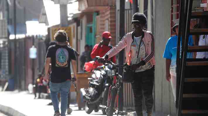 Critican al Gobierno por "normalizar la clandestinidad" tras incluir a irregulares en último reporte de población extranjera