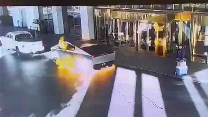 Video: Camioneta Tesla estalla frente al hotel Trump en Las Vegas y deja un fallecido y siete heridos