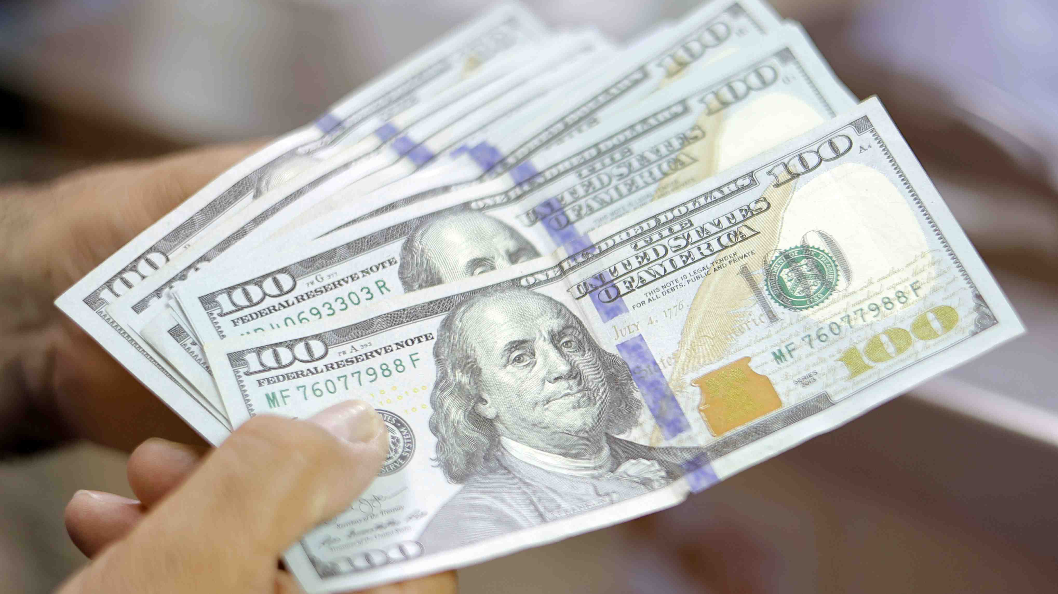 Dólar da fuerte salto y vuelve a tocar los $1.000 en su primera sesión de 2025