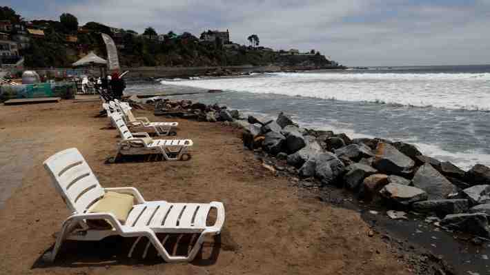 Playa La Boca se queda sin zona de arena tras intensas marejadas en Concón