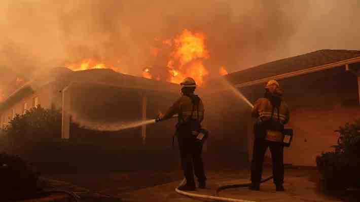 Caos en California: Incendios avanzan sin control y Biden suspende viaje a Italia