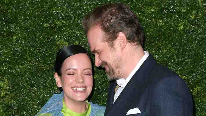 Lily Allen confirma su divorcio de David Harbour tras descubrirlo en una app de citas y anuncia que descansará del espectáculo