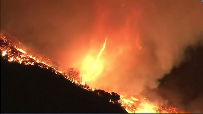 Video: El impactante &#34;tornado de fuego&#34; registrado durante los incendios de California