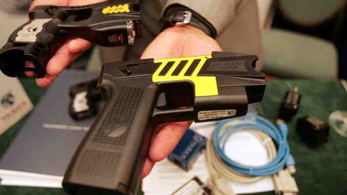 Delegado de la RM responde a críticas de Orrego y anuncia uso de pistolas taser a partir de marzo