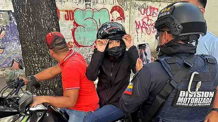Régimen de Maduro confirma la detención del motorista que trasladó a Machado en marcha opositora