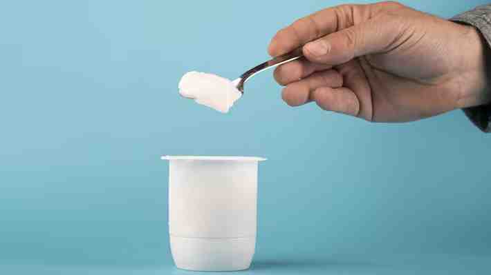 Solo tiene leche y fermentos lácteos: Las razones de por qué el yogur natural es más saludable que otras variedades