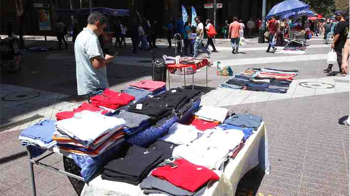 Una de cada tres personas compra en el comercio ilegal y el 68% lo asocia con actividades delictivas