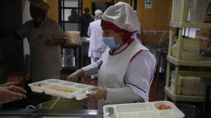 Contraloría presenta reparos a millonario pago de Junaeb por programa de alimentos