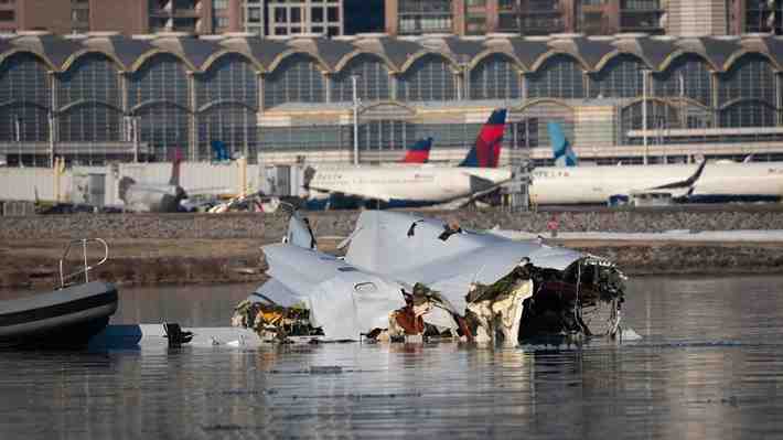 Accidente aéreo en Washington: Informe revela que número de controladores en el momento de la colisión "no era normal"