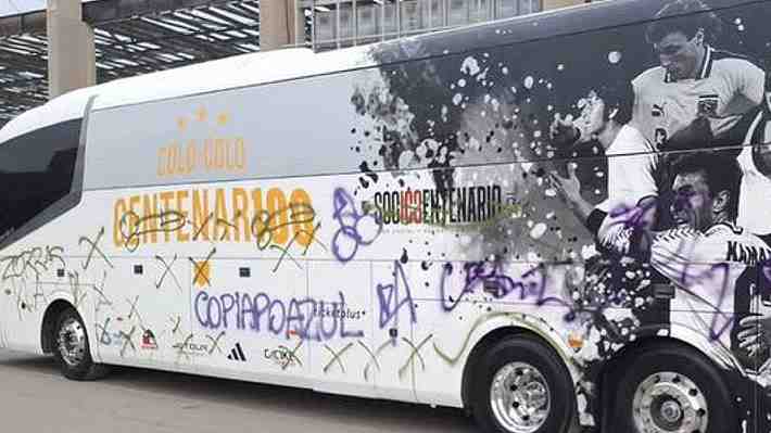 Hinchas de la U vandalizan bus del Centenario que transporta a leyendas de Colo Colo