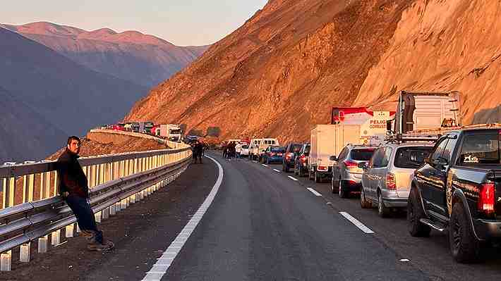 Autoridades de Arica y Parinacota piden "intervención directa" al Presidente Boric por cortes en la Ruta 5: "Es impresentable"