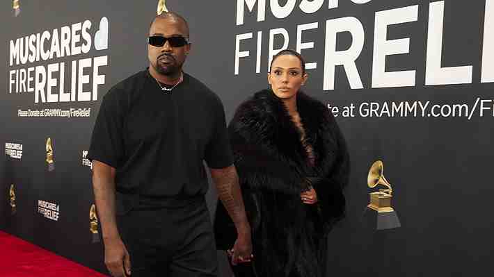 Polémica en los Grammy por look de pareja de Kanye West: Bianca Censori llegó desnuda