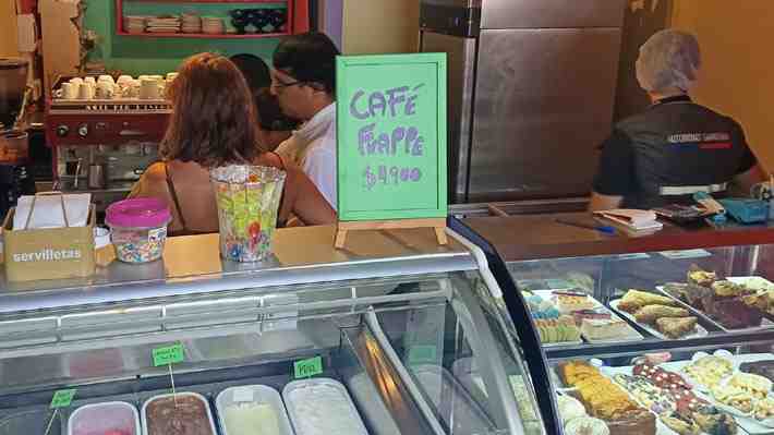 Por presencia de bacterias: Seremi de Salud abre sumario a dos heladerías de Santiago