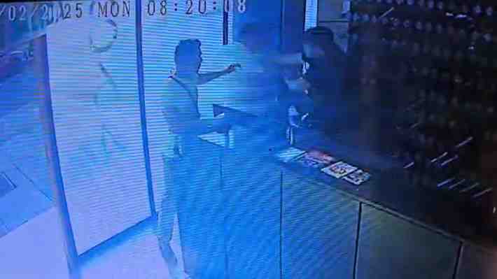 Video | Conserje es agredido en edificio de Independencia: Atacantes habrían amenazado con ser del Tren de Aragua