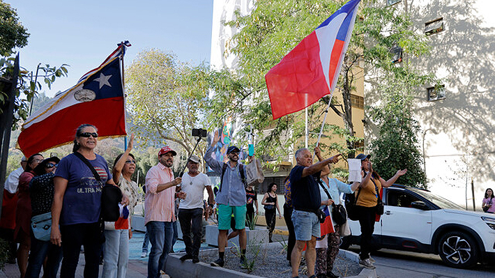 Manifestantes del Team Patriota irrumpen en ceremonia por conmemoración de muerte de Piñera e insultan a asistentes