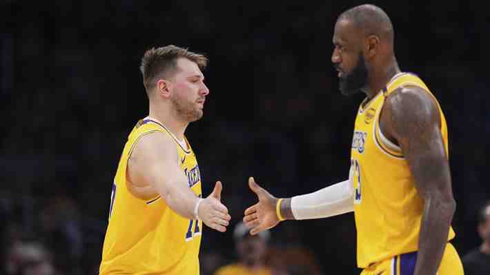 Luka Doncic debutó en triunfo de los Lakers: Mira la especial bienvenida que tuvo, el gran detalle de LeBron James y sus mejores jugadas