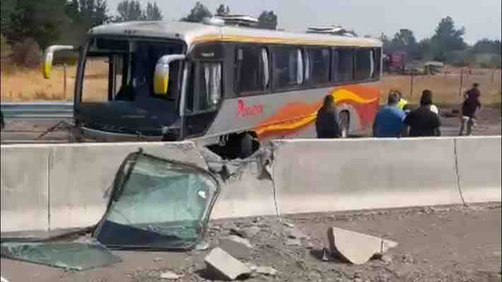 Colisión frontal entre bus y vehículo menor deja al menos tres personas fallecidas en Los Ángeles