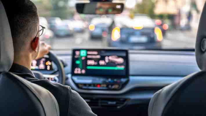 Estudio advierte riesgos del control de velocidad crucero
