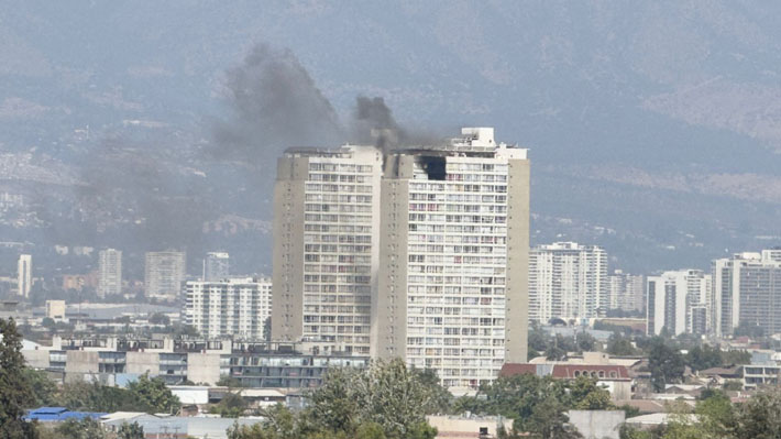 Incendio afecta a la parte alta de un edificio en Santiago Centro: Residentes han sido evacuados