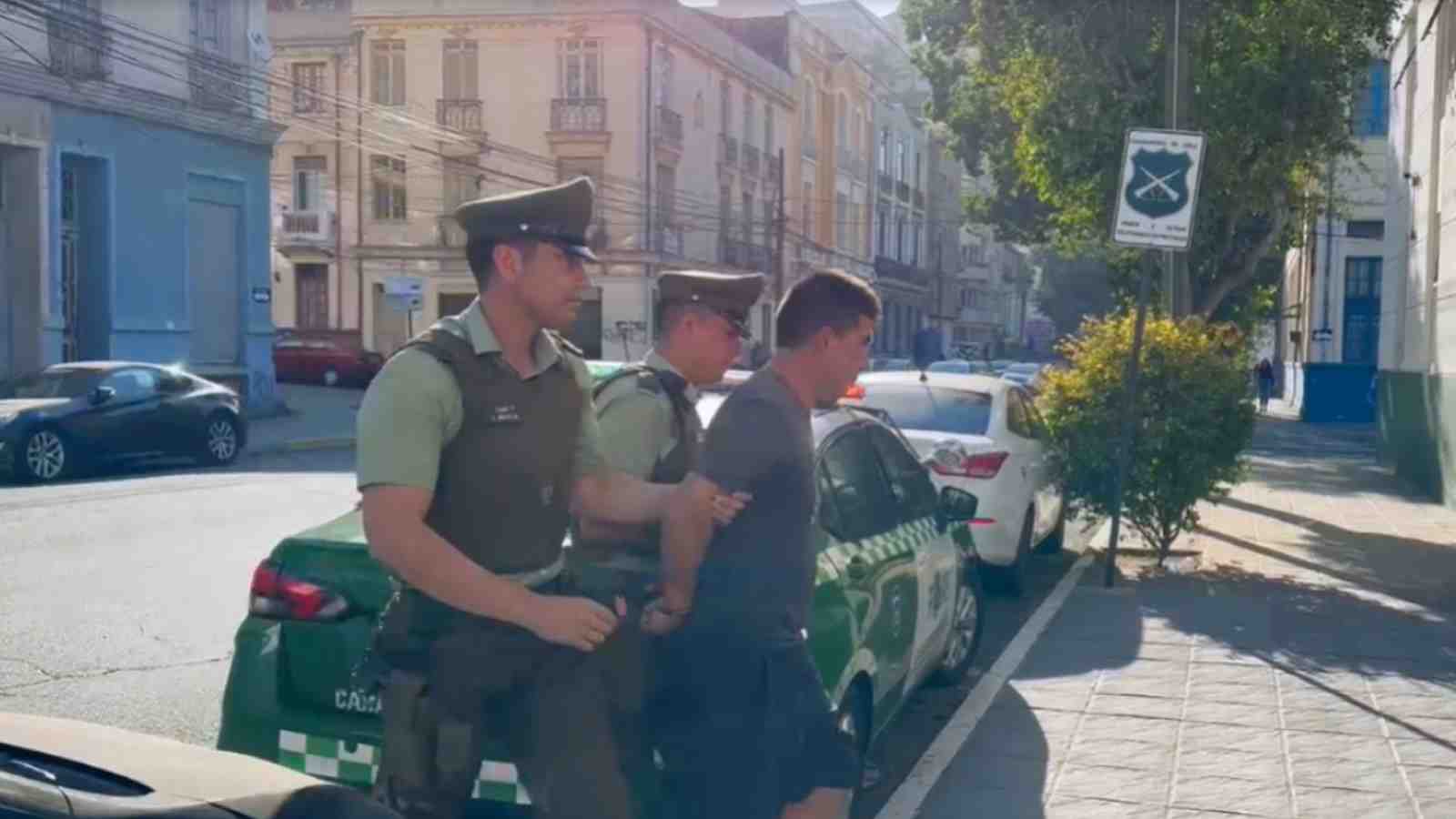 Video | Lo arrastró por el suelo: Detienen a sujeto que robó a turista japonés en Valparaíso