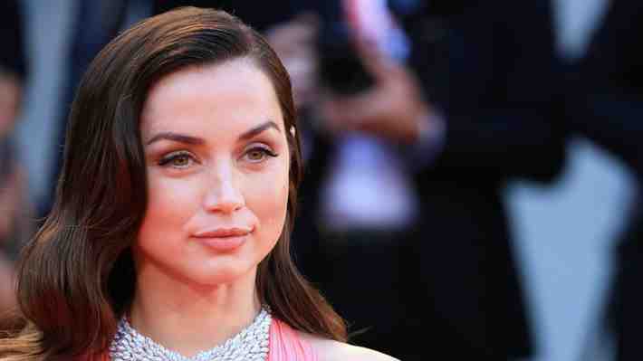 Ana de Armas rehúsa hablar con la prensa tras rumores de romance con Tom Cruise luego de fotos en supuesta cita