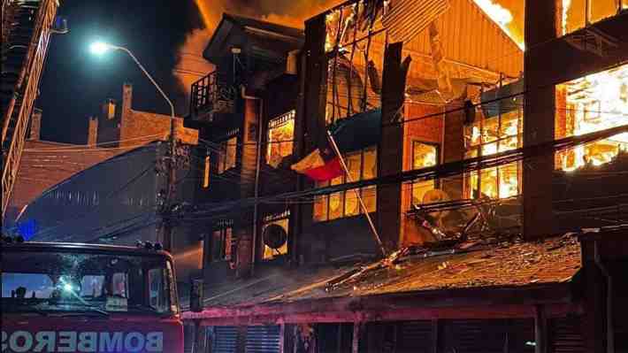 Incendio afecta a 60 locales en centro comercial de Ancud: 12 compañías de Bomberos siguen trabajando en el lugar