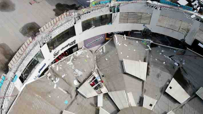 Techo de concurrido patio de comidas colapsa en centro comercial de Perú: Hay cuatro muertos y 79 heridos