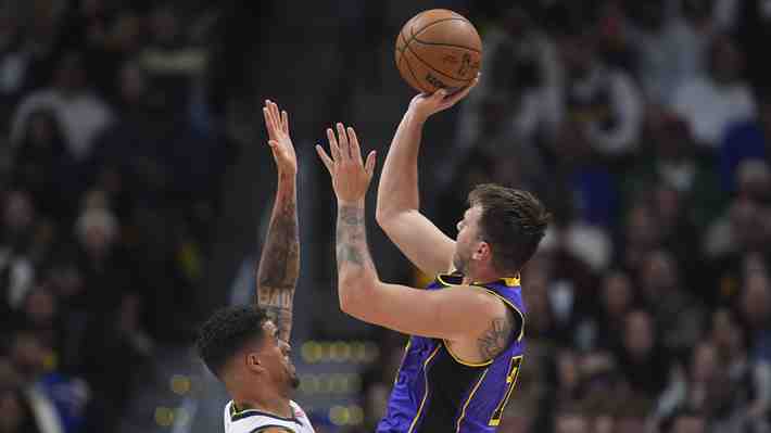 Luka Doncic firma su primer partidazo en tremendo triunfo de los Lakers sobre los Nuggets de Jokic: Mira lo mejor del esloveno