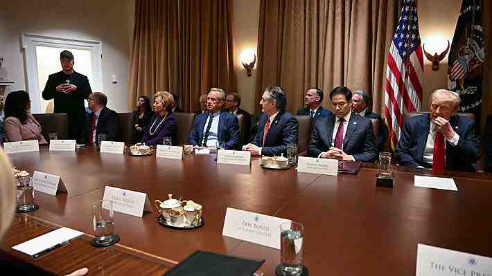 Trump celebra su primera reunión de gabinete con Elon Musk como máxima estrella