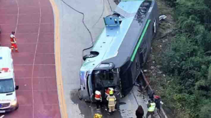 Bus con pasajeros se vuelca en Panguipulli: Hay personas atrapadas en el vehículo y otras heridas en la calzada